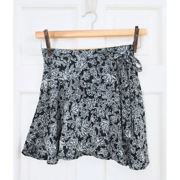 Abercrombie & Fitch Wrap Mini Skirt Small Black White Floral Botanical Print Tie - Picture 1 of 5